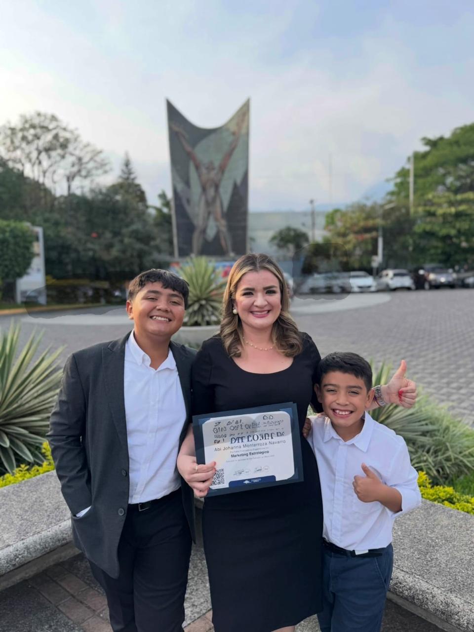 David con su mamá y su hermano en una ceremonia